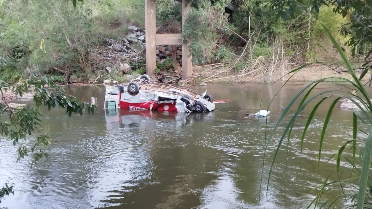 Acidentes deixam dois mortos e oito feridos no mesmo local; bombeiros estão entre as vítimas