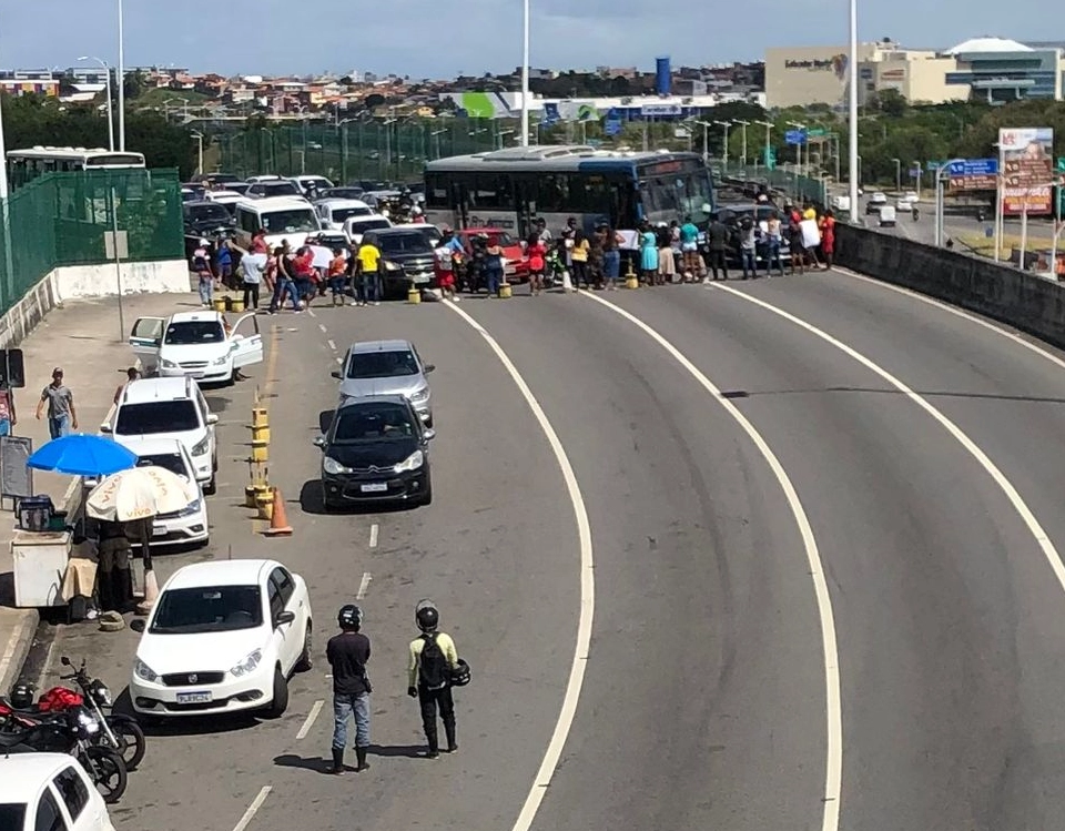 Por regulação, grupo trava trânsito no viaduto do Aeroporto, em Salvador