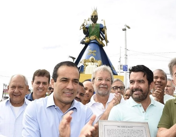 Estátua de Mãe Stella que foi incendiada na Paralela é reinaugurada