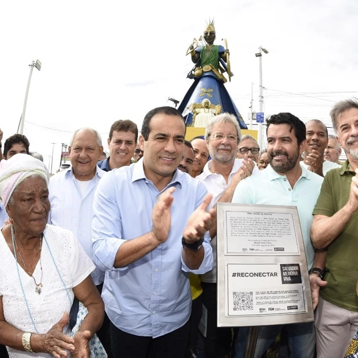 Estátua de Mãe Stella que foi incendiada na Paralela é reinaugurada