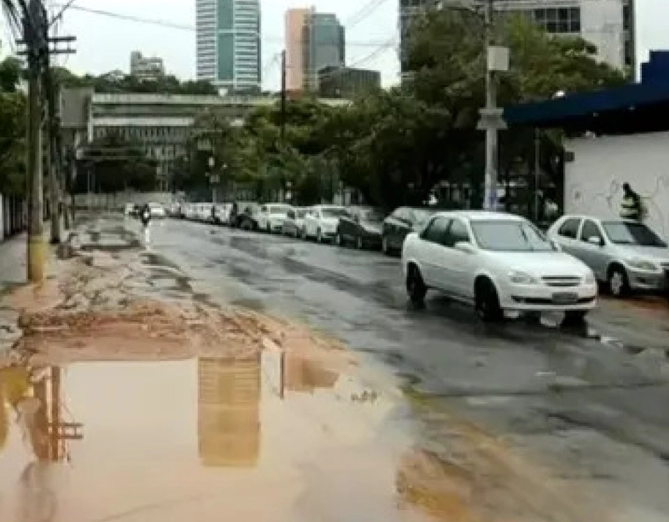 Caminho das Árvores tem abastecimento de água interrompido depois de rompimento de tubulação