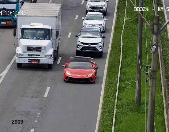 Carro de luxo é interceptado após furar pedágios na BR-324