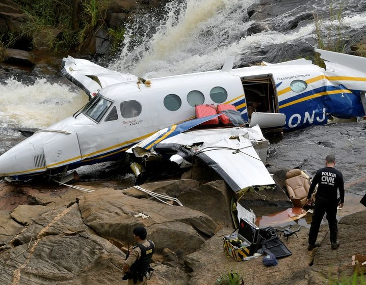 Polícia culpa pilotos pela queda de avião que matou Marília Mendonça