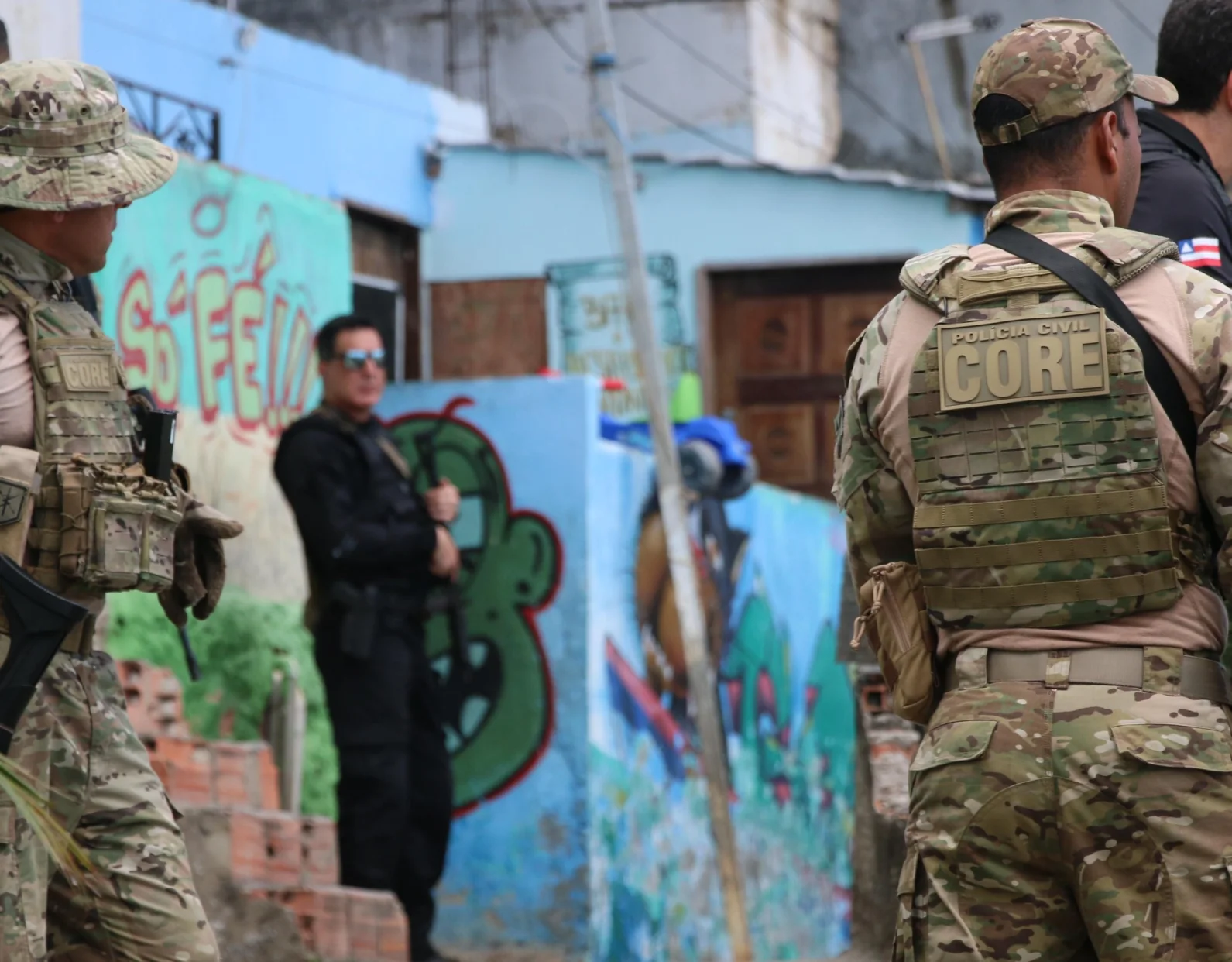 Polícia faz megaoperação contra facção que domina a Gamboa, em Salvador