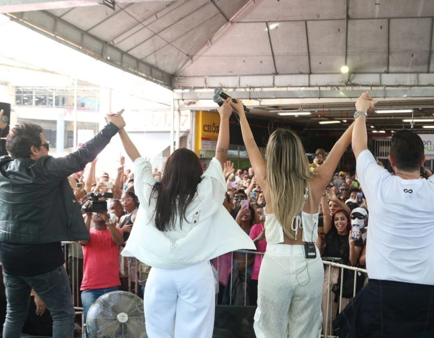 De surpresa, Calcinha Preta faz apresentação na Estação da Lapa