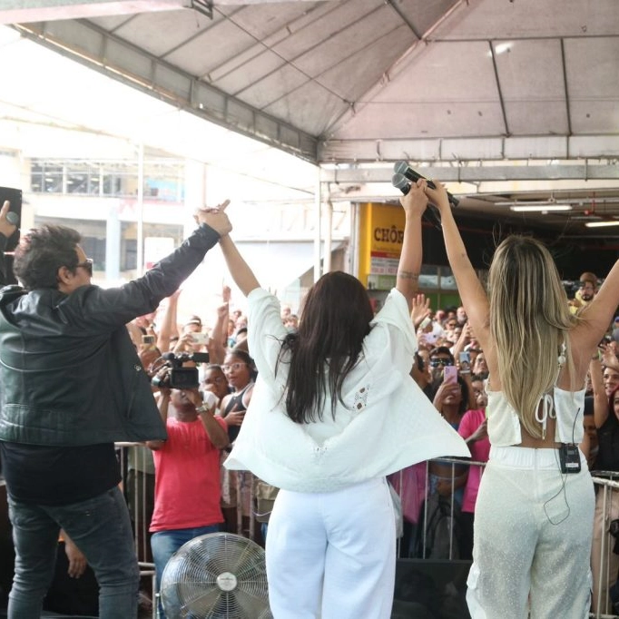 De surpresa, Calcinha Preta faz apresentação na Estação da Lapa