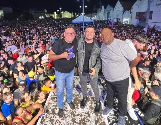 Prefeito se empolga em festa e cai no chão ao se jogar na plateia