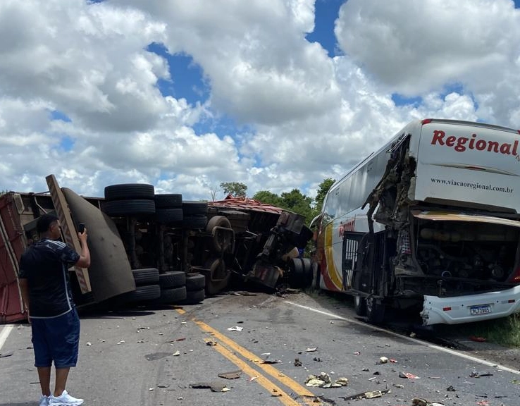 Um morre após batida entre carreta e ônibus na BR-116, na Bahia