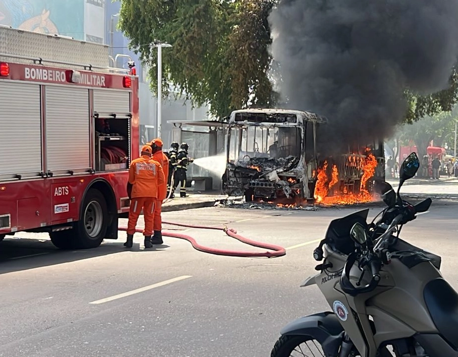 Ônibus é consumido por fogo no bairro do Comércio, em Salvador; 'Só deu tempo de abrir as portas'