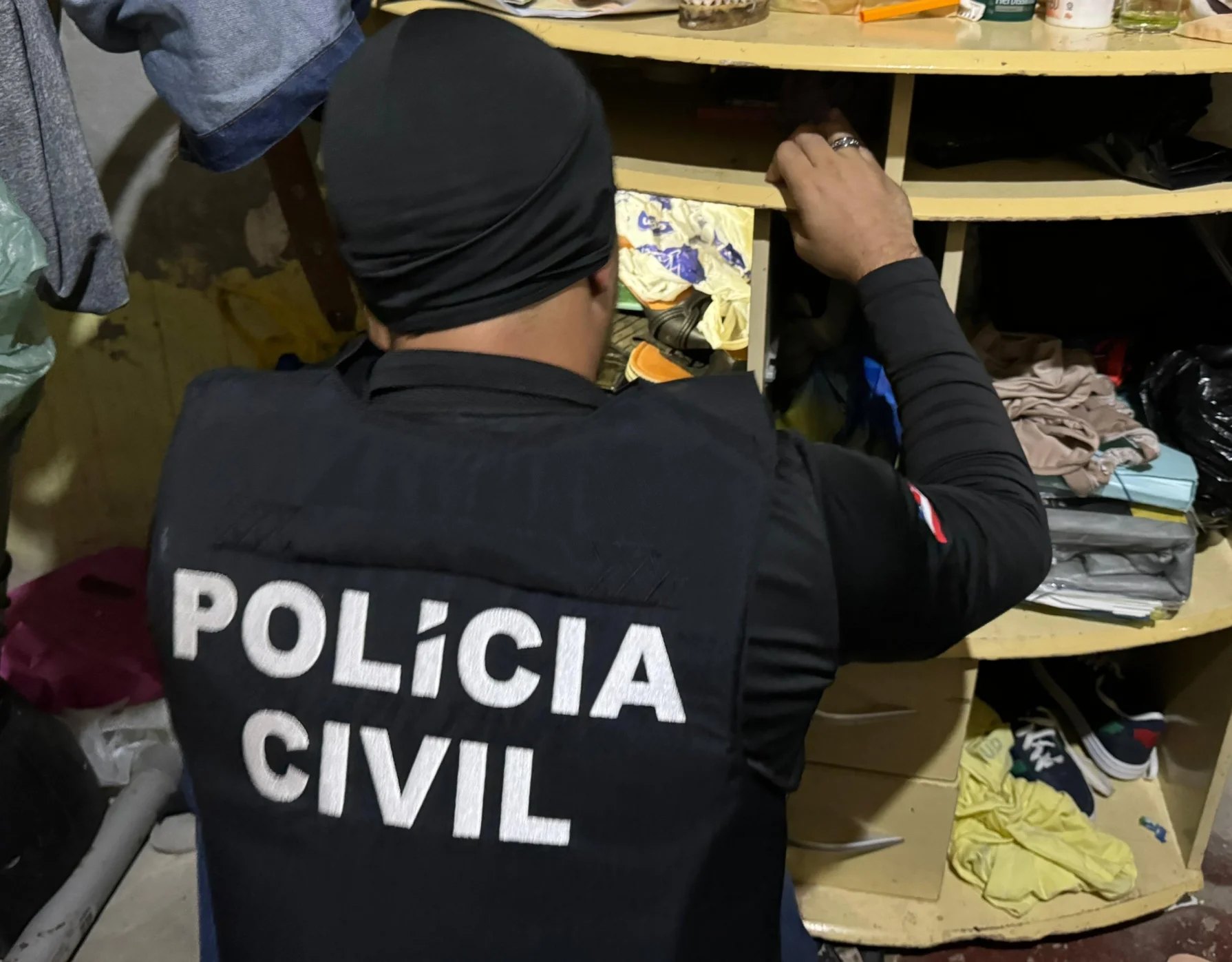 Polícia apreende três e acha materiais de facções que duelam no Subúrbio de Salvador