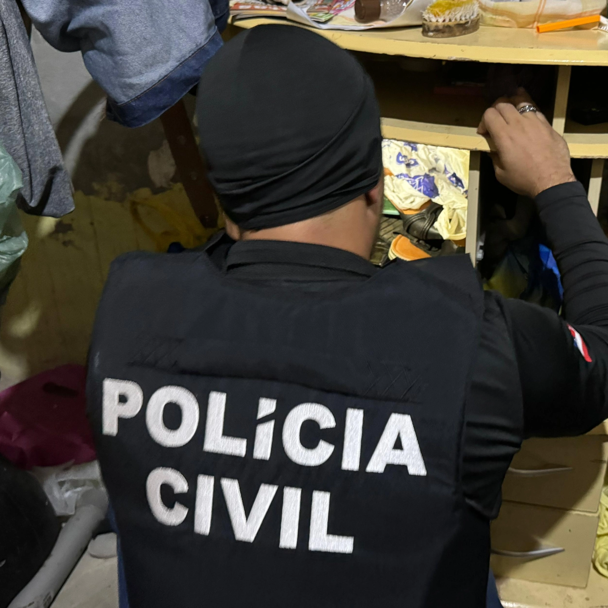 Polícia apreende três e acha materiais de facções que duelam no Subúrbio de Salvador