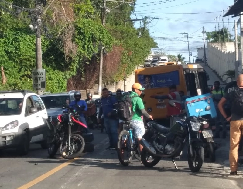 Pneu de micro-ônibus se solta e fere motociclista em Salvador