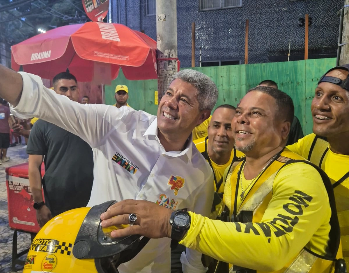 Jerônimo é tietado por mototaxistas em Salvador e brinca durante selfie: 'Tá nervoso?"