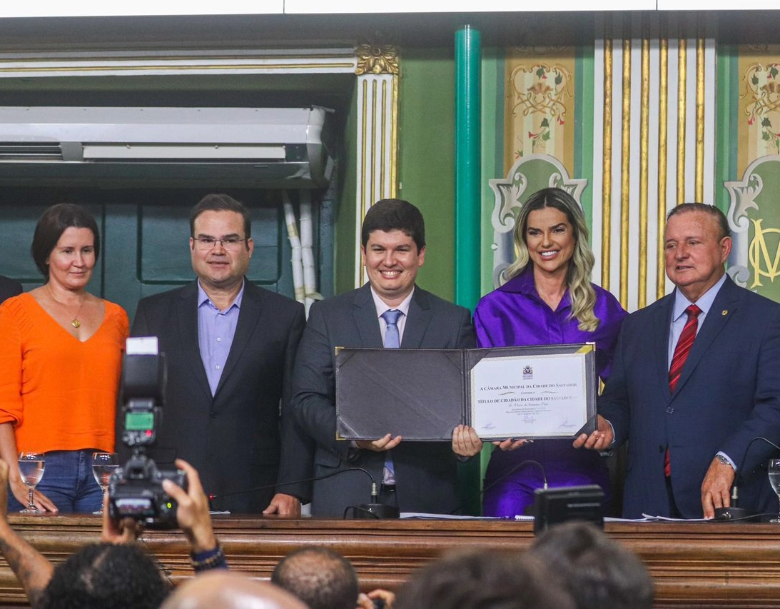 Jornalista Victor Pinto recebe o título de cidadão soteropolitano na Câmara