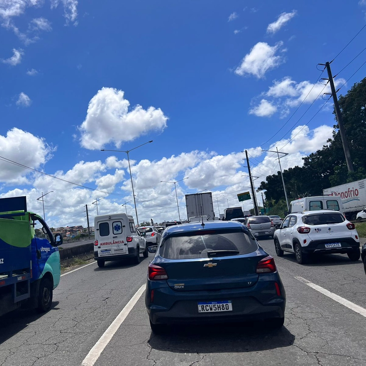 Carga de areia derrama na BR-324 e trânsito fica lento sentido Feira de Santana