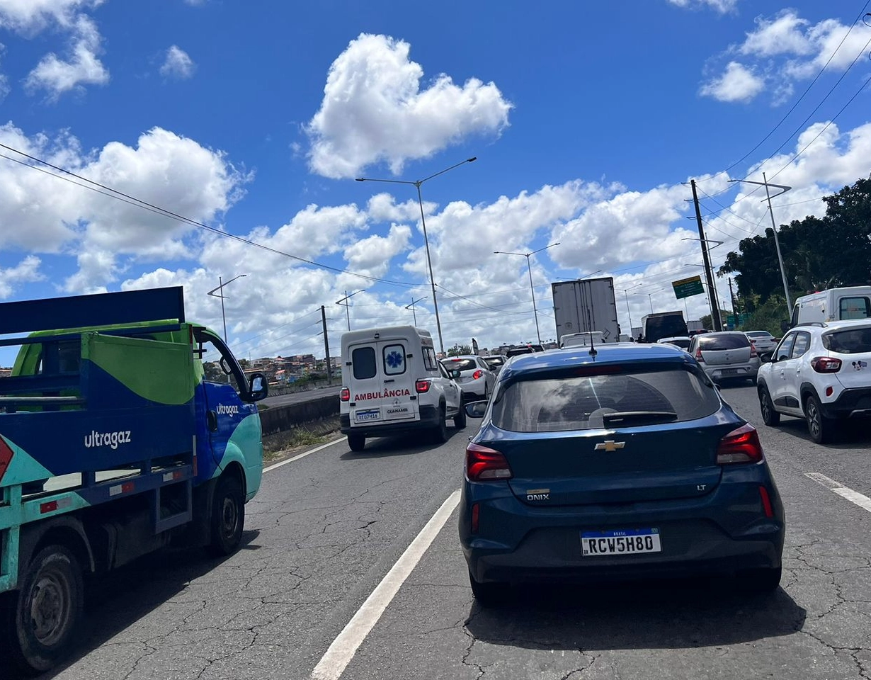 Carga de areia derrama na BR-324 e trânsito fica lento sentido Feira de Santana