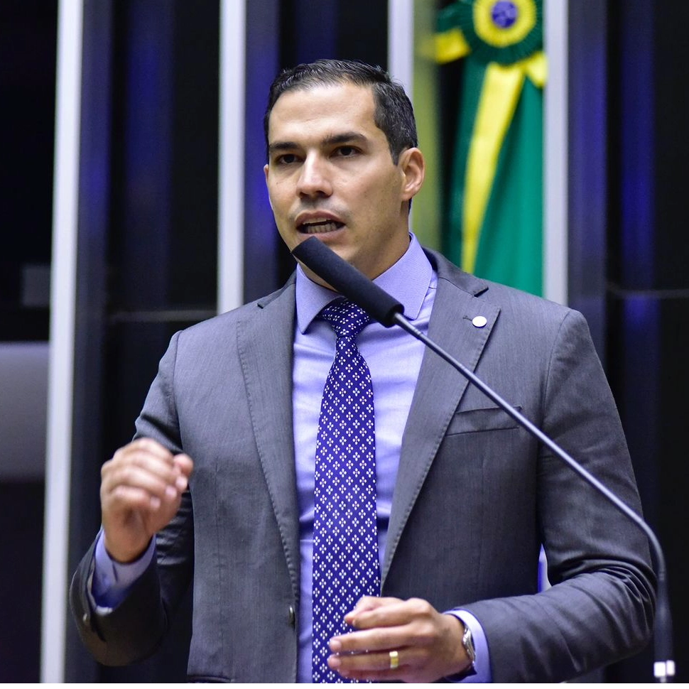 Em discurso, Gabriel Nunes defende redução da alíquota do INSS para municípios