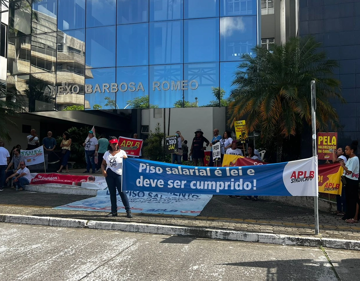 Paralisados, professores e trabalhadores em saúde da Bahia fazem protesto antes de evento com governadora