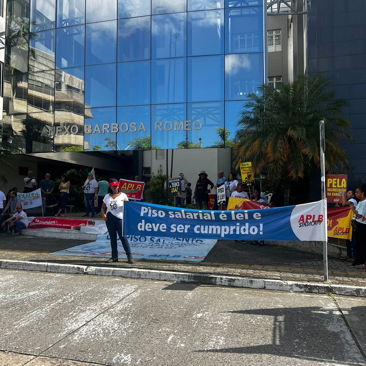 Paralisados, professores e trabalhadores em saúde da Bahia fazem protesto antes de evento com governadora