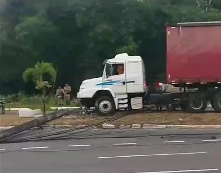 Caminhão bate em poste e fiação elétrica pega fogo; veja vídeo