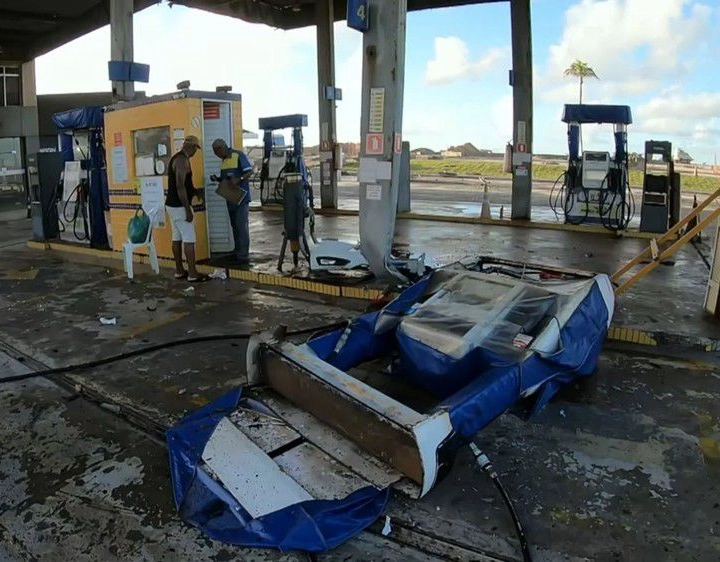 Carro invade posto, bate em bomba de combutível e três pessoas ficam feridas