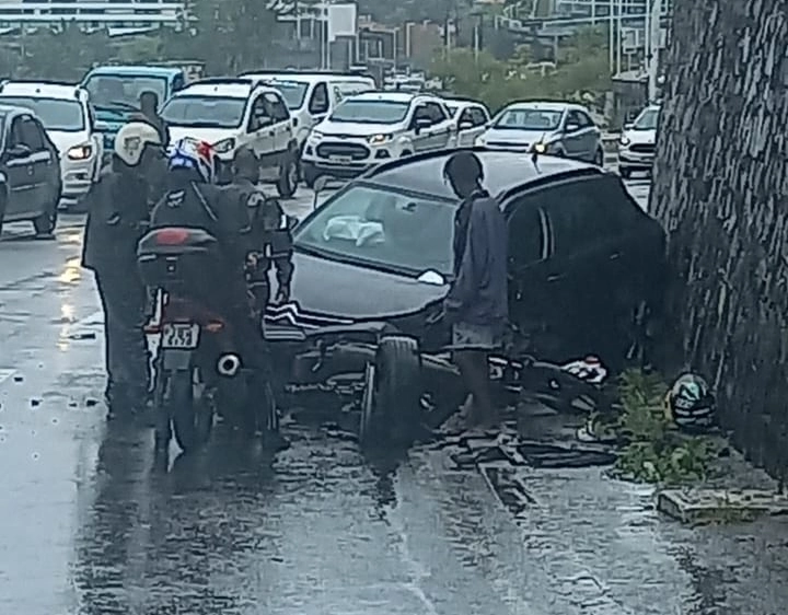 Acidente na Gamboa deixa três feridos e trânsito congestionado na região