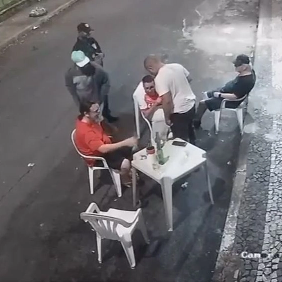 Assista: PM agride e aponta arma para cabeça de contador em bar de Salvador