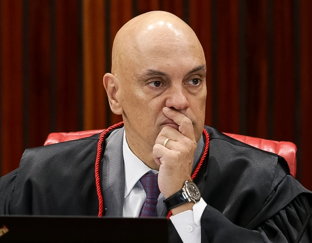 Alexandre de Moraes dá 15 dias para PGR se manifestar em indiciamento de Bolsonaro