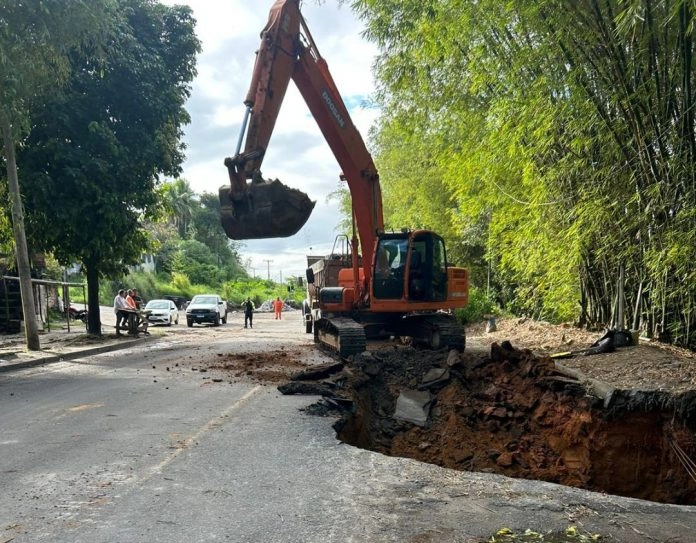 Trecho da BA-528 é interditado para recuperação de aterro