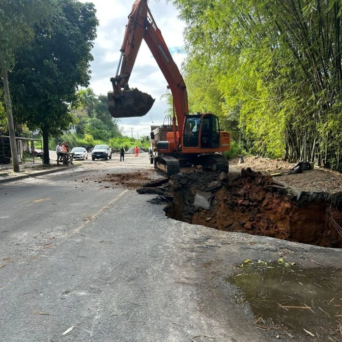 Trecho da BA-528 é interditado para recuperação de aterro