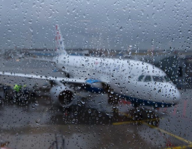 Por causa do mau tempo, aeroporto de Salvador suspende pousos e decolagens