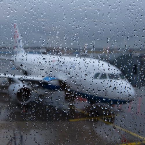 Por causa do mau tempo, aeroporto de Salvador suspende pousos e decolagens