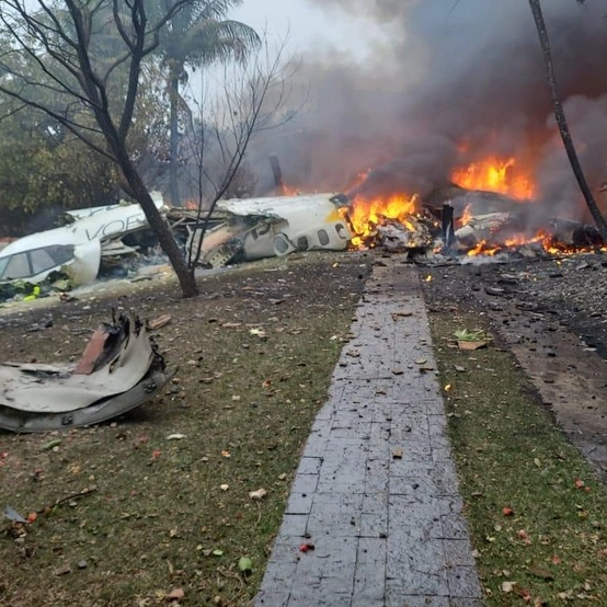 Avião com 62 pessoas cai em Vinhedo, no interior de SP; Não há sobreviventes