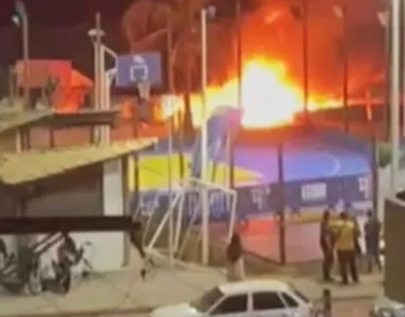 Barraca de praia pega fogo em Itapuã