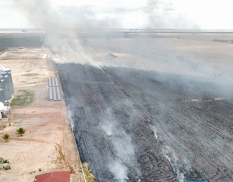 Incêndio de grandes proporções atinge fazenda no Oeste da BA