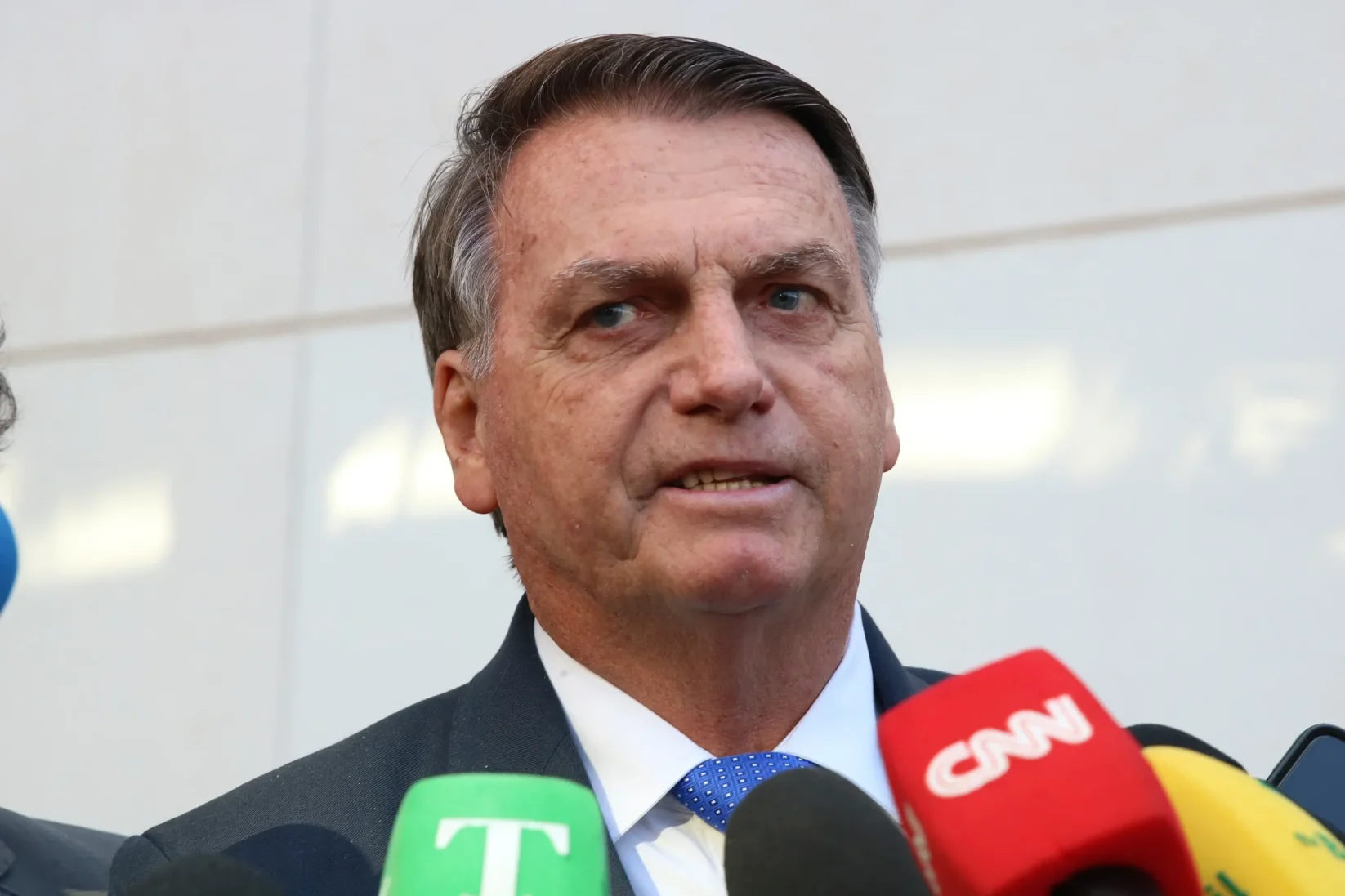 Investigação cita US$ 25 mil em dinheiro que seriam para Bolsonaro