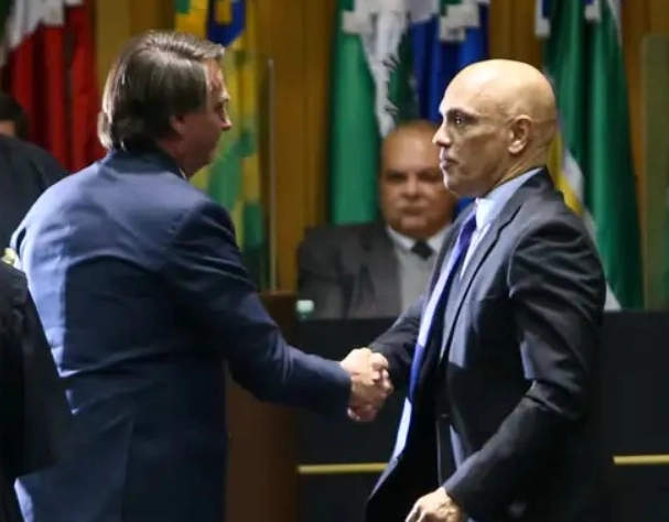 Bolsonaro pede afastamento de Moraes de inquérito sobre golpe