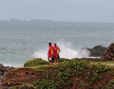 Bombeiros continuam buscas por homem desaparecido na praia de Ondina