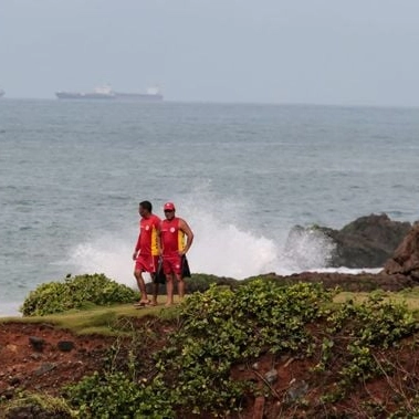 Bombeiros continuam buscas por homem desaparecido na praia de Ondina