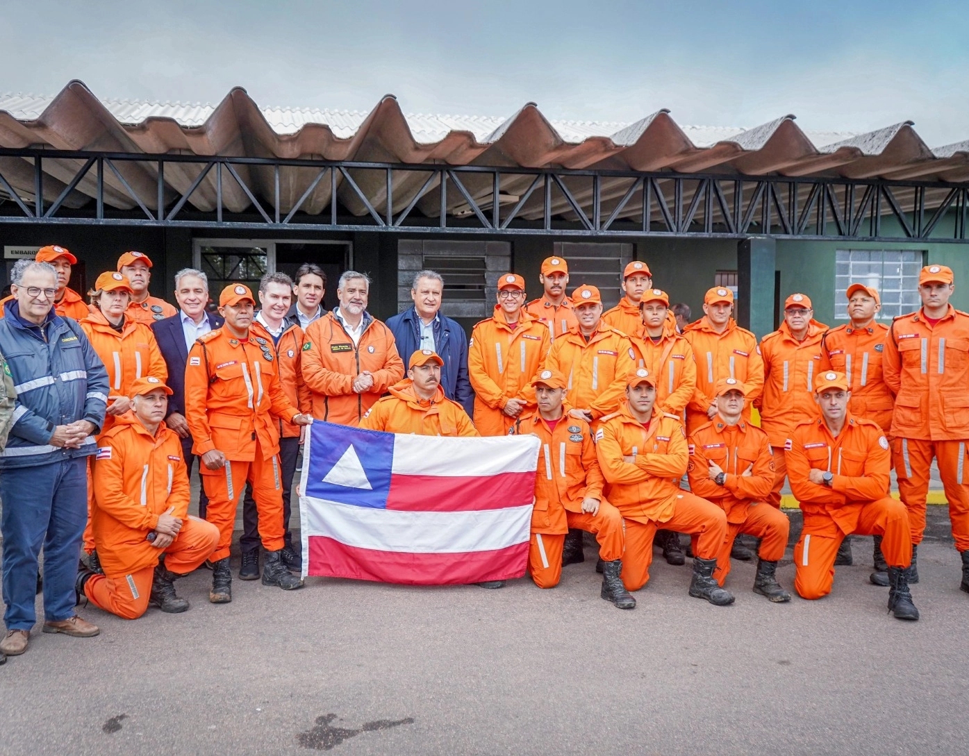 Bombeiros baianos que atuaram no Rio Grande do Sul recebem reconhecimento do ministro Rui Costa