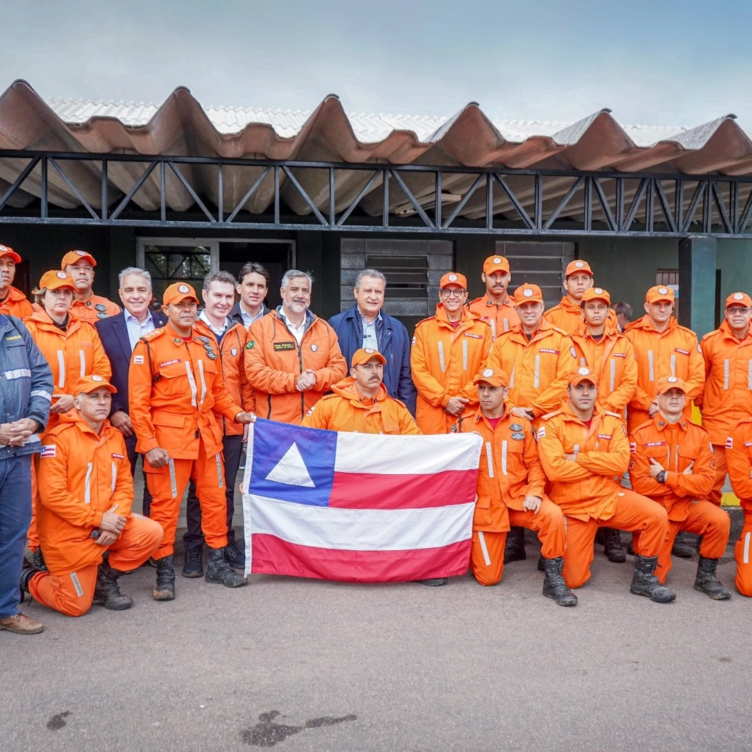 Bombeiros baianos que atuaram no Rio Grande do Sul recebem reconhecimento do ministro Rui Costa