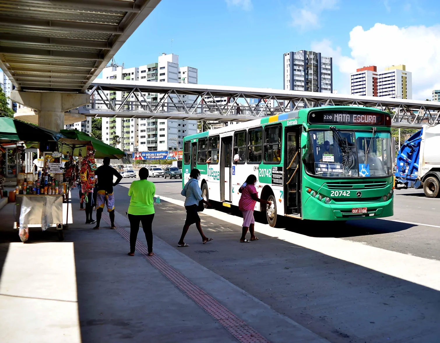 Bruno Reis veta parcialmente projeto que flexibiliza parada dos ônibus para pessoas com  deficiência