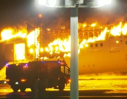 Aviões pegam fogo após colisão em aeroporto no Japão