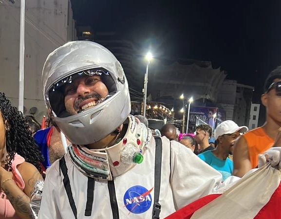 Conheça o homem que se vestiu de astronauta para curtir o Carnaval de Salvador