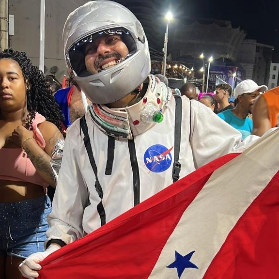 Conheça o homem que se vestiu de astronauta para curtir o Carnaval de Salvador