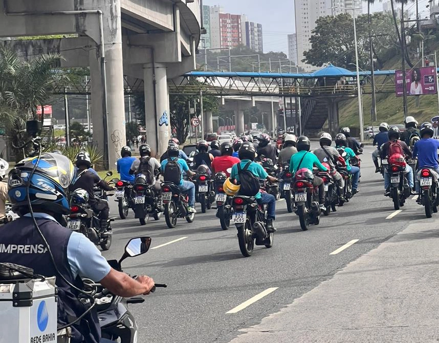 Buzinaço: protesto de motociclistas deixa trânsito lento na região da Rodoviária de Salvador