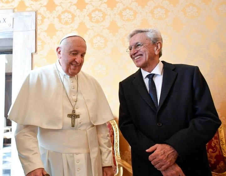 Caetano Veloso recebe benção do Papa Francisco no Vaticano