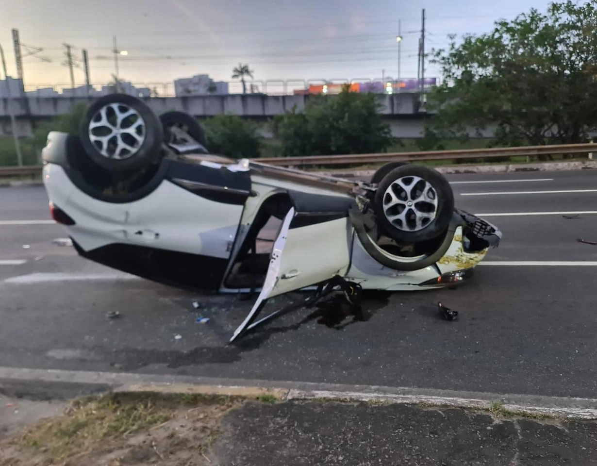 Carro capota na Av. Paralela e deixa pelo menos um ferido; veja vídeos