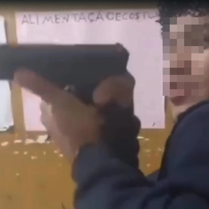 Jovem aponta arma para professora em escola na Bahia e se defende: "Humor"