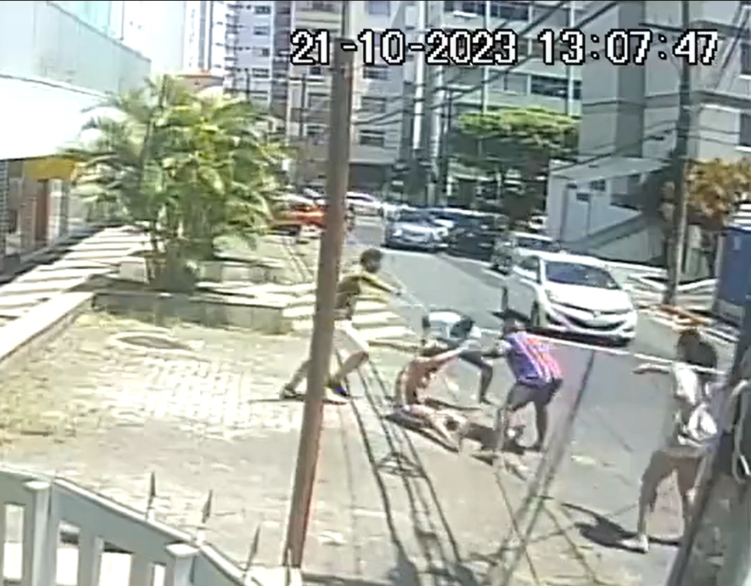 Torcedor do Vitória é agredido por homens com camisa do Bahia na Graça, em Salvador